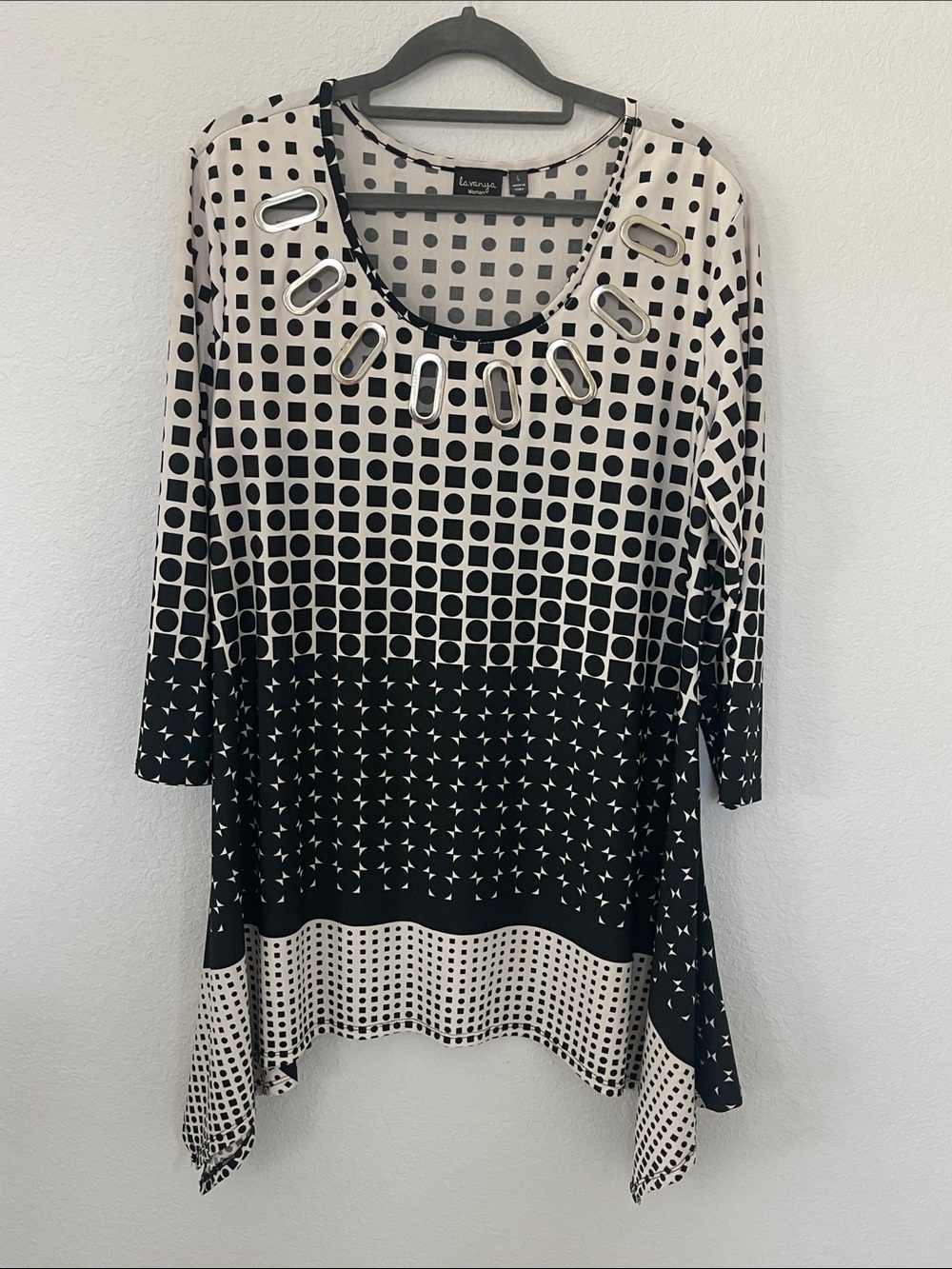 La Vanya Woman L Tunic Top Geometric Print Grommet‎ Neck Handkerchief Hem